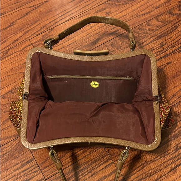 Vintage woven bag with metal clasp. Straps are not real leather, super cute bag! - Picture 6 of 8